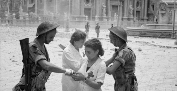 5 Agosto 1943, Catania, Truppe Inglesi e infermiere sulla piazza dell'elefantino..