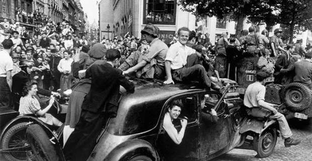 26 Agosto 1944, Francia, festeggiamenti per la liberazione foto Robert Capa