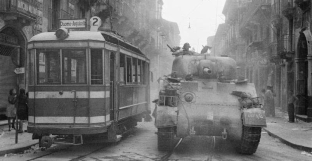 Agosto 1943, truppe Inglesi a Catania﻿