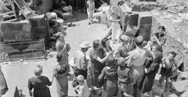 5 Agosto 1943, Catania, Siciliani in attesa di cibo dai liberatori